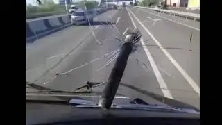 Болт в лобовухе