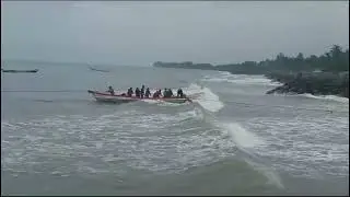 Nelayan Terobos Ombak Untuk Ketepi Pantai Pasir Jambak Padang