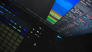 cuatro sintetizadores con una sola nota (minimal input)
