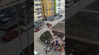 Детишки запускают шарики на новоселье.