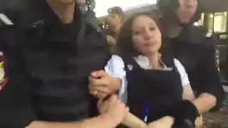 Оля Мисик читает конституцию полиции