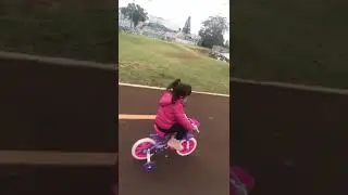 faceira com a bicicleta que ganho do vô Telmo.