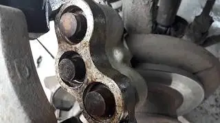 Replacing the brake caliper boots on a NIVA//Replacing the front brake pads on a NIVA