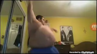 Жирный мужик танцует