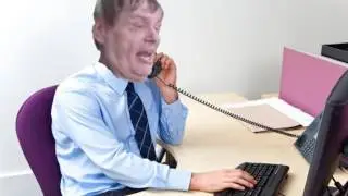 Risumies töissä kuluttajapalvelulla