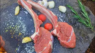 ОЧЕНЬ СОЧНЫЙ И ВКУСНЫЙ АНТРЕКОТ ПРИГОТОВЛЕННЫЙ НА КАМНЕ | ИДЕАЛЬНЫЙ СТЕЙК ТОМАГАВК В ЛЕСУ 🥩