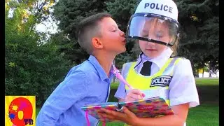 Таня как полицейская помогает Сереже с его поведением / Правила поведения для детей