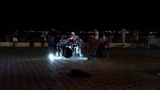 Барабанщик на набережной в Анапе