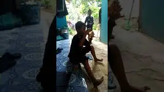 Di Paksa Minum Obat Akhirnya Muntah