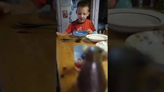 Самый маленький ресторанный критик,гроза всех мам и поваров😂👍 Праздничный торт👍😂