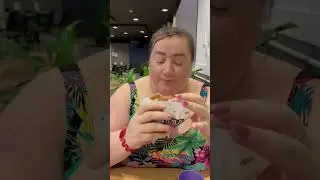 Надя с подругой отдыхали в бассейне и зашли перекусить