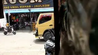 Susana di kede runcit siang hari