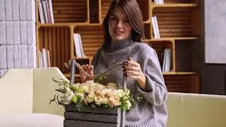 Деревянный ящик с кремовыми розами и зеленью