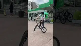 Курьер на бмх трюкачит #скуфуслуги #скуфокат #bmx #bmxlife