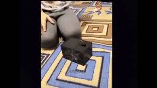 Мальчик кладёт монетку в копилку