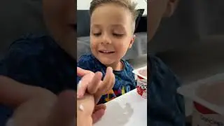 Onur meyveli yoğurt eliyle yedi 