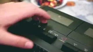 Предложение руки в кинотеатре