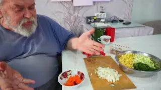 Василич готовит себе кушать вкусный супчик на завтрак ПОДВАЛ ИЛЬИЧА деревенский семейный канал о нас