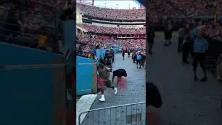 Khalid bodyguard falls chasing after him