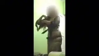 بنت زي قمر بقميص نوم عسل