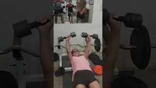 Моя Сонечка жмёт гантели по 5 кг...