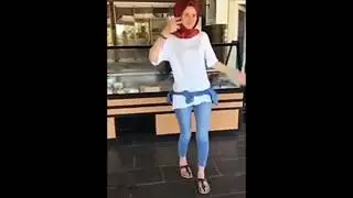 ROMAN OYNUYAN KIRMIZI TÜRBANLI DAR PANTOLONU KIZ 