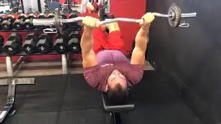 Triceps barre au front
