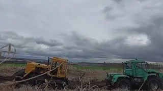 Трактор Т150 помог одеть гусянку на бульдозер чтз т130