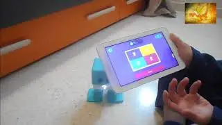 Jugando con Zowi el Robot de Clan
