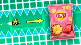 Ем Geometry dash с крабом и играю в чипсы. Очень вкусно!