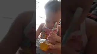 18 tháng rưỡi Coca cầm muỗng ăn được