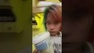 Скитлз натягивает баннер