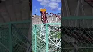 я на одном из аттракционов в парке развлечений под названием русские горки