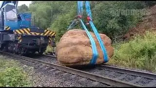 Камушек весом в 16 тонн кто-то аккуратно 