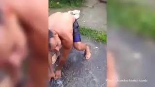 Pescan clarias en medio de la calle de un pueblo de Cuba