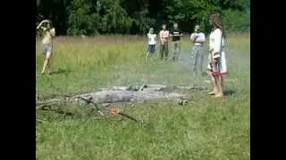 Обряд посвящения в воины. Хождение девушки по углям.