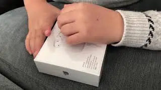 Unboxing AirPods v2