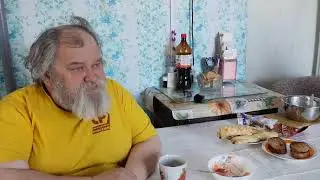 Деревенский семейный обед на кухне ПОДВАЛ ИЛЬИЧА семья обедает за столом