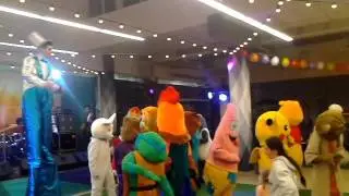 Дарынок Киев.Герои мультфильмов танцуют