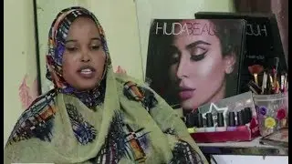 Gabar Soomaali oo Curyaan ah oo Qurxinta Dumarka ka Shaqeysa