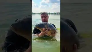 Поймал рыбу голыми руками😄 