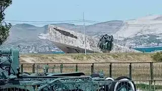 Батя снимает музей боевой техники на Малой земле