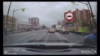 Есть такая профессия - возить людей на троллейбусе по бордюрам!
