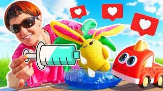 Mamma e Lucky fanno un giro in barca! Video con i giocattoli per i bambini piccoli
