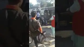 Army waloo NE police waloo ko jamkar dhoya