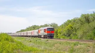 Тепловоз ТЭП70-0387 с поездом №374Е Тюмень-Дербент следует по перегону Анисовка-Лебедево