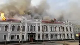 Видео горящего здания СБУ в Чернигове, в которое недавно попало два вражеских снаряда.