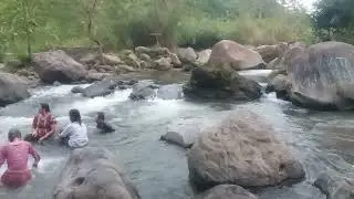 mandi asik di sungai bebatuan