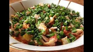 Салат с копчёной курицей и овощами.