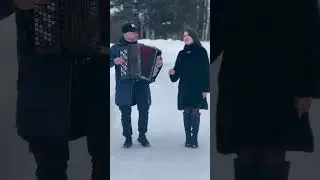Девушка шикарно поёт под баян